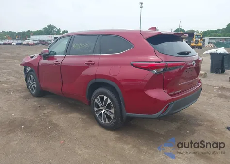 2021 Toyota Highlander Xle z USA, uszkodzony, nr VIN 5TDGZRBH4MS544628